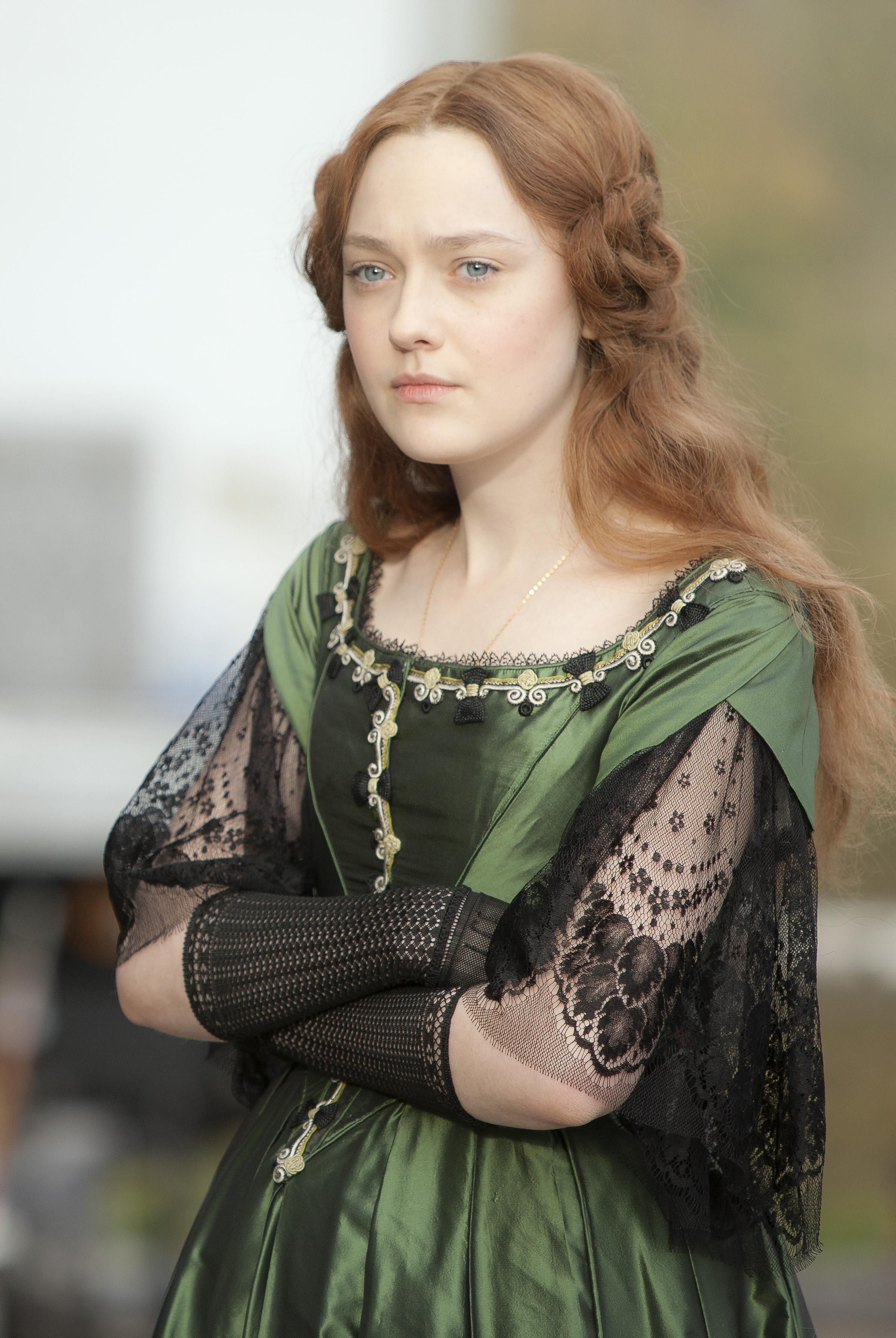 lovely-dakota-effie-11-10-2011-10.jpg