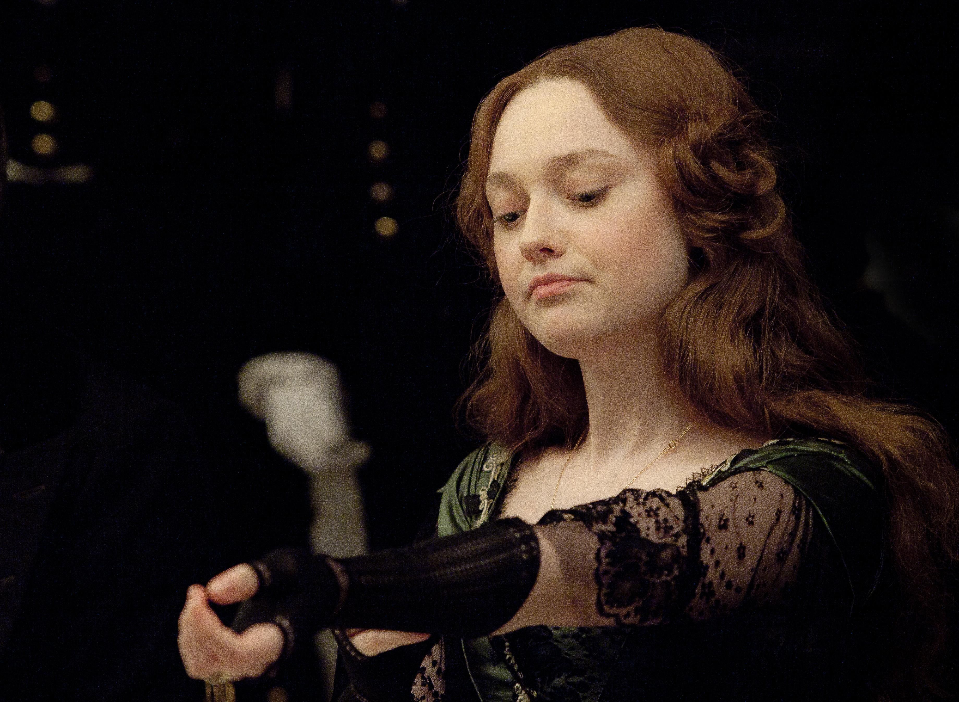 lovely-dakota-effie-11-10-2011-42.jpg