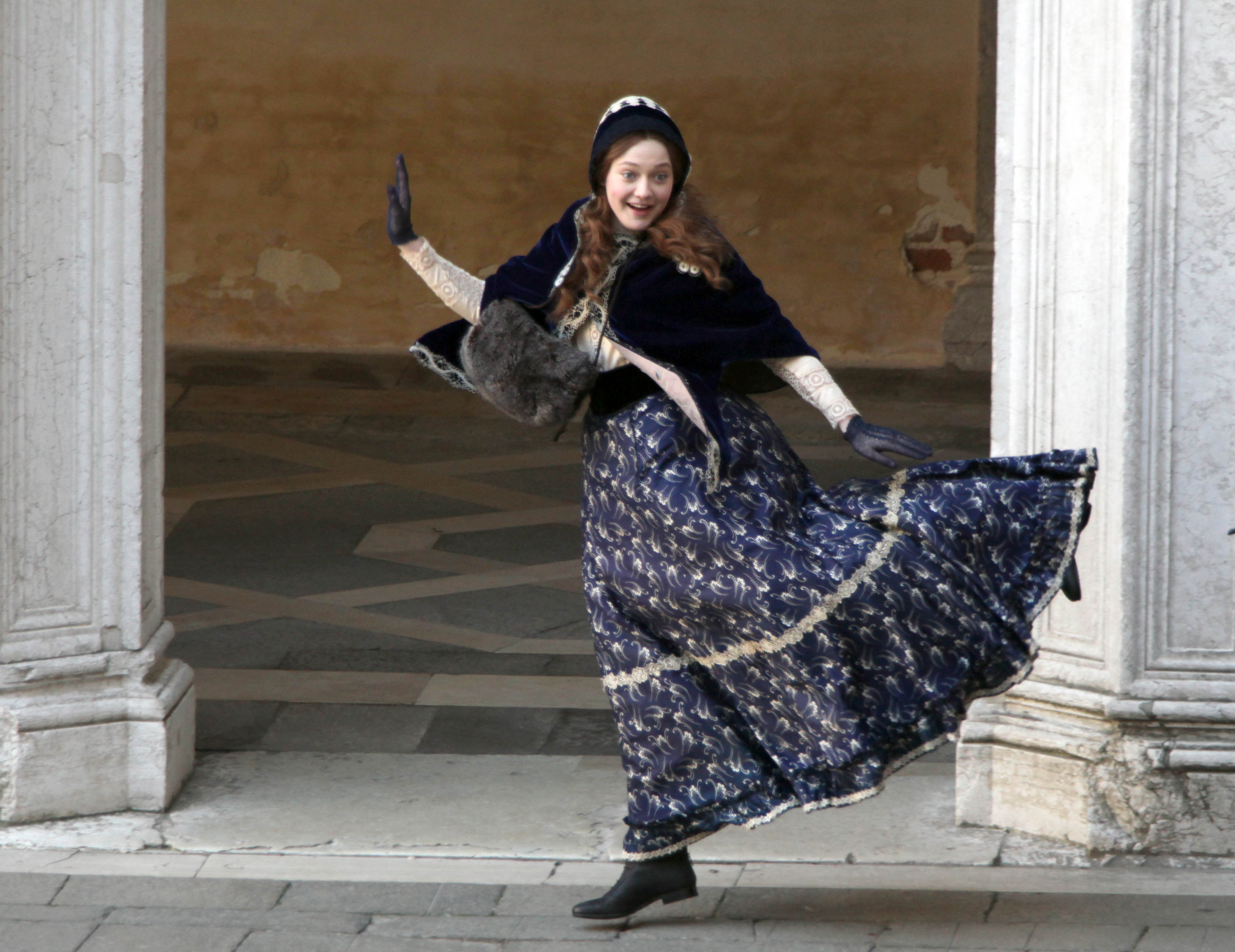 lovely-dakota-effie-11-30-2011-20.jpg