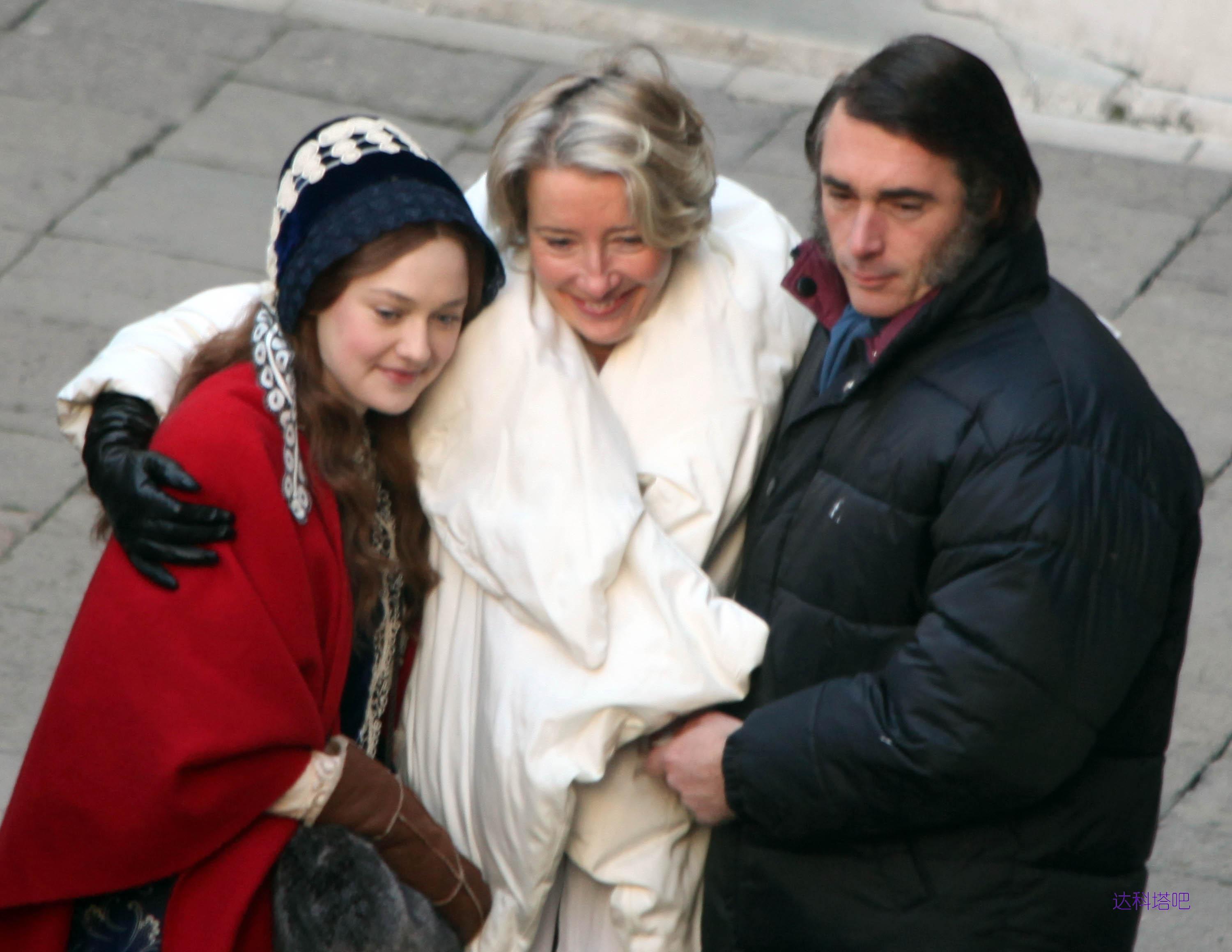 lovely-dakota-effie-11-30-2011-27.jpg