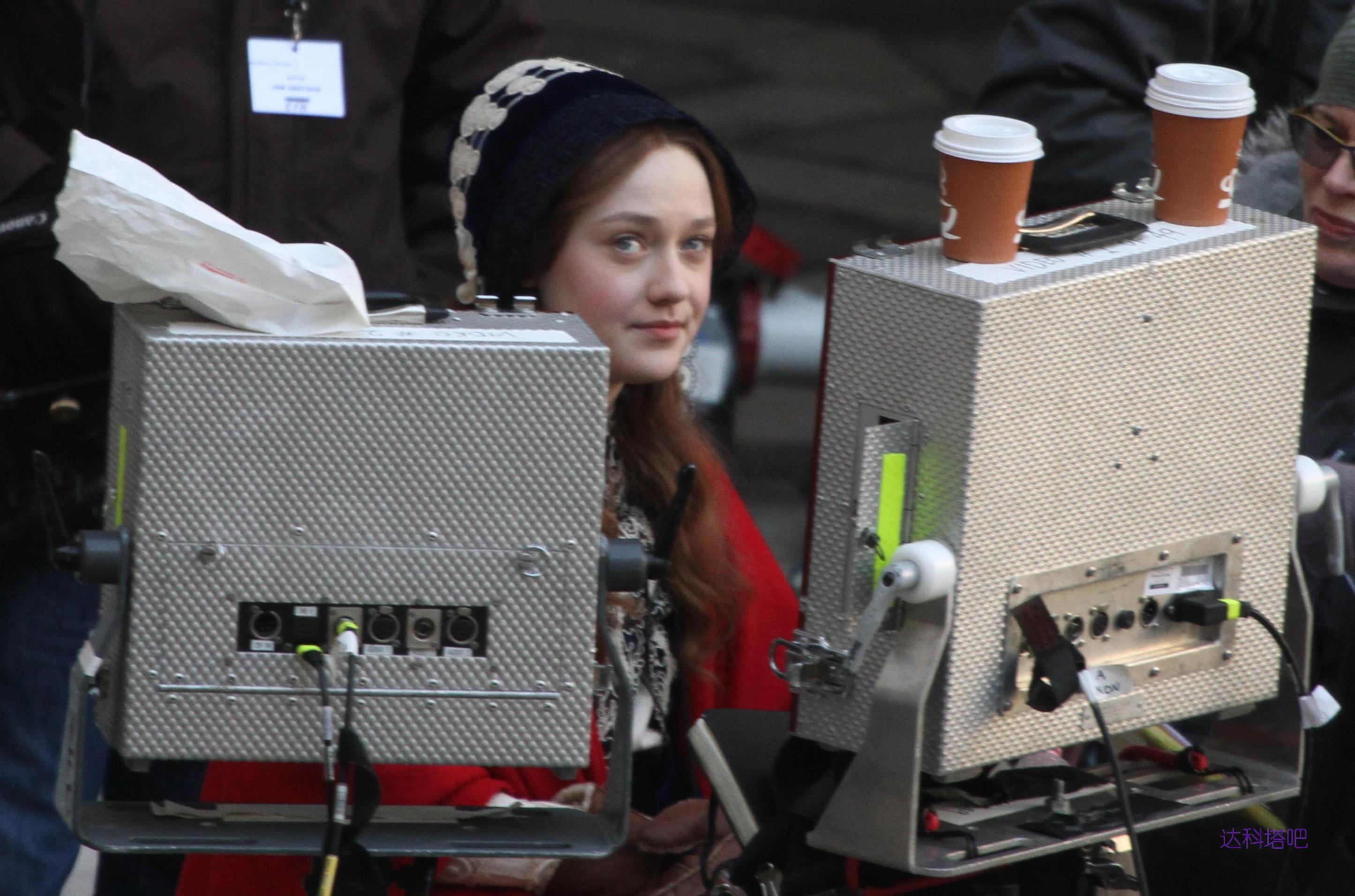lovely-dakota-effie-11-30-2011-36.jpg