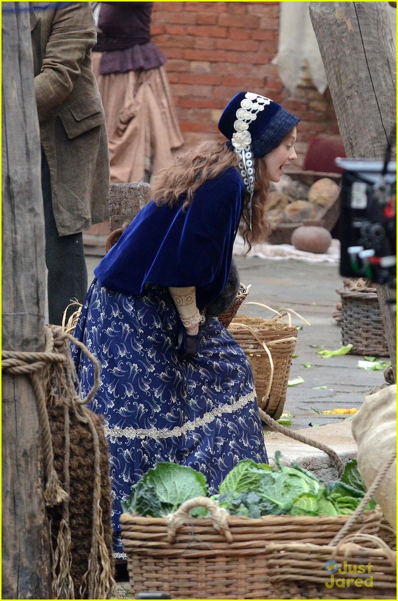 lovely-dakota-effie-12-01-2011-05.jpg