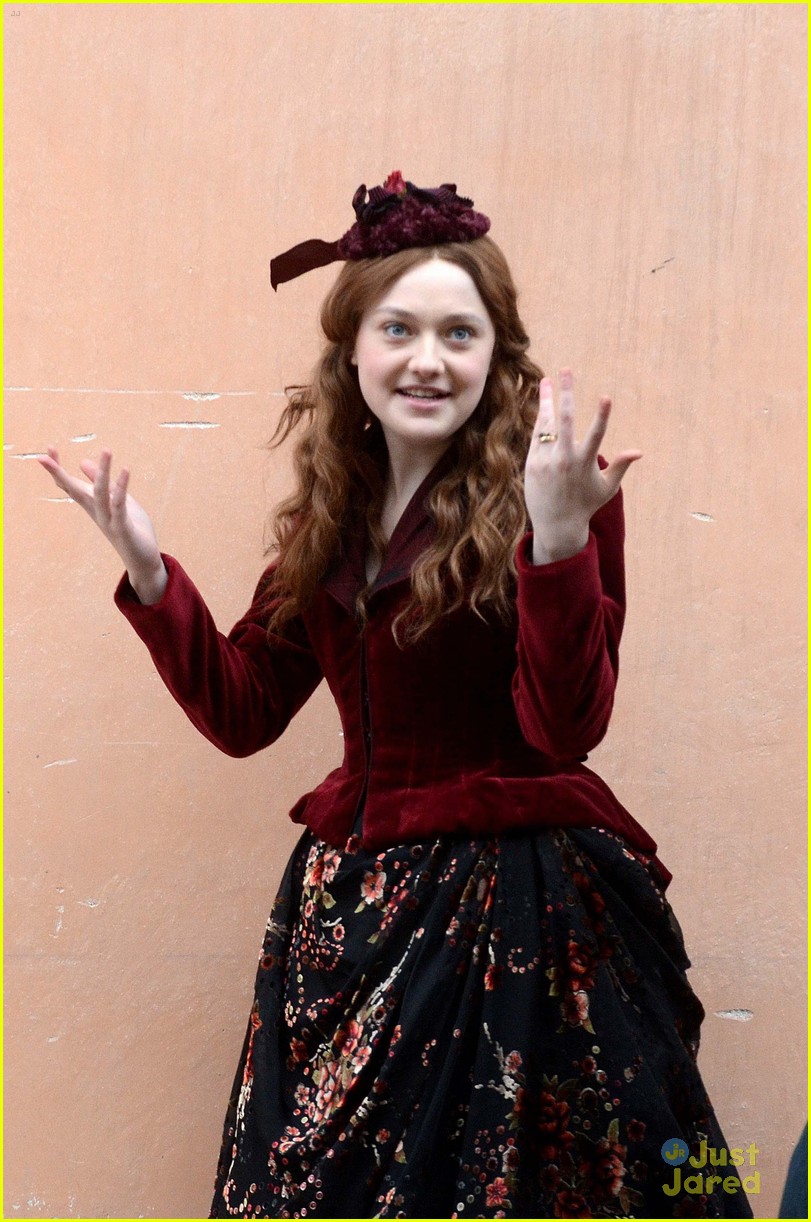 lovely-dakota-effie-12-01-2011-10.jpg