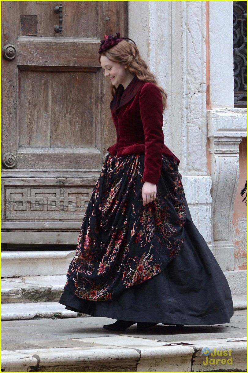 lovely-dakota-effie-12-01-2011-12.jpg