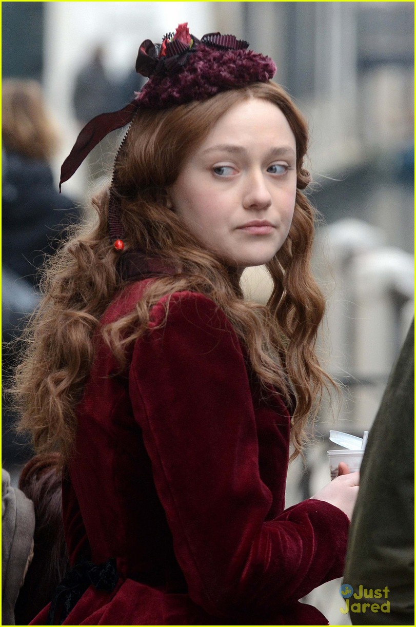 lovely-dakota-effie-12-01-2011-13.jpg