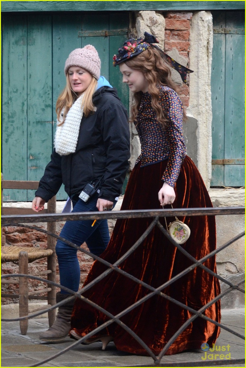 lovely-dakota-effie-12-01-2011-16.jpg