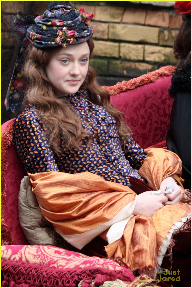 lovely-dakota-effie-12-01-2011-17.jpg