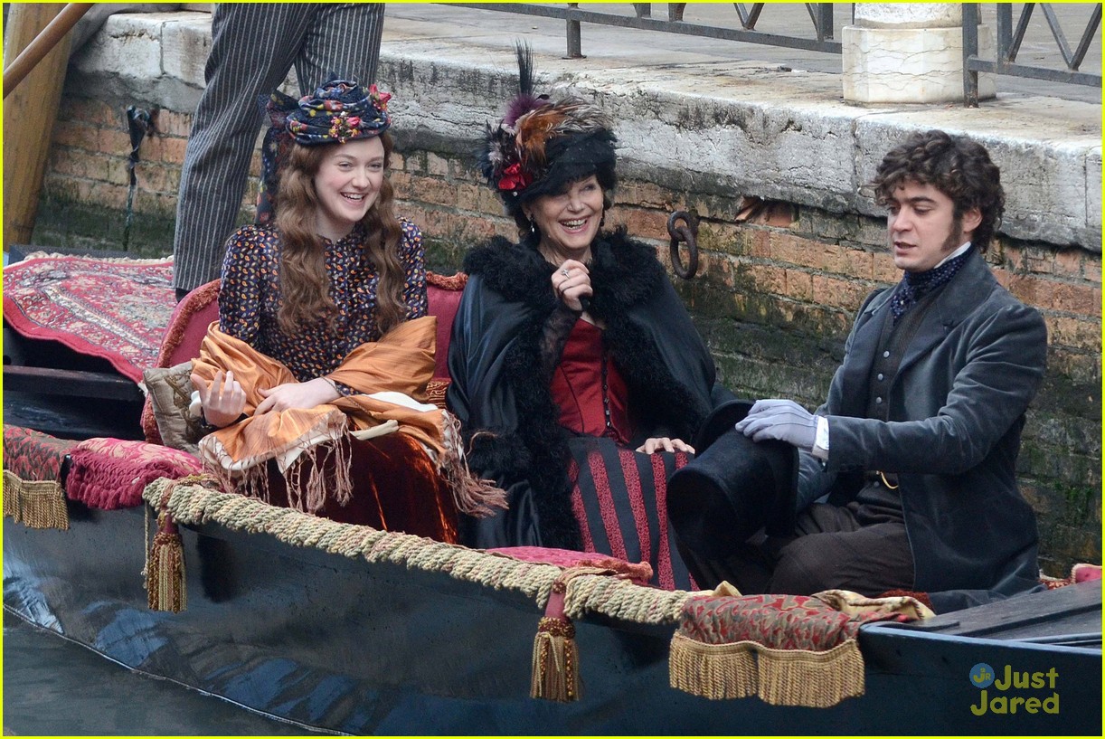lovely-dakota-effie-12-01-2011-21.jpg