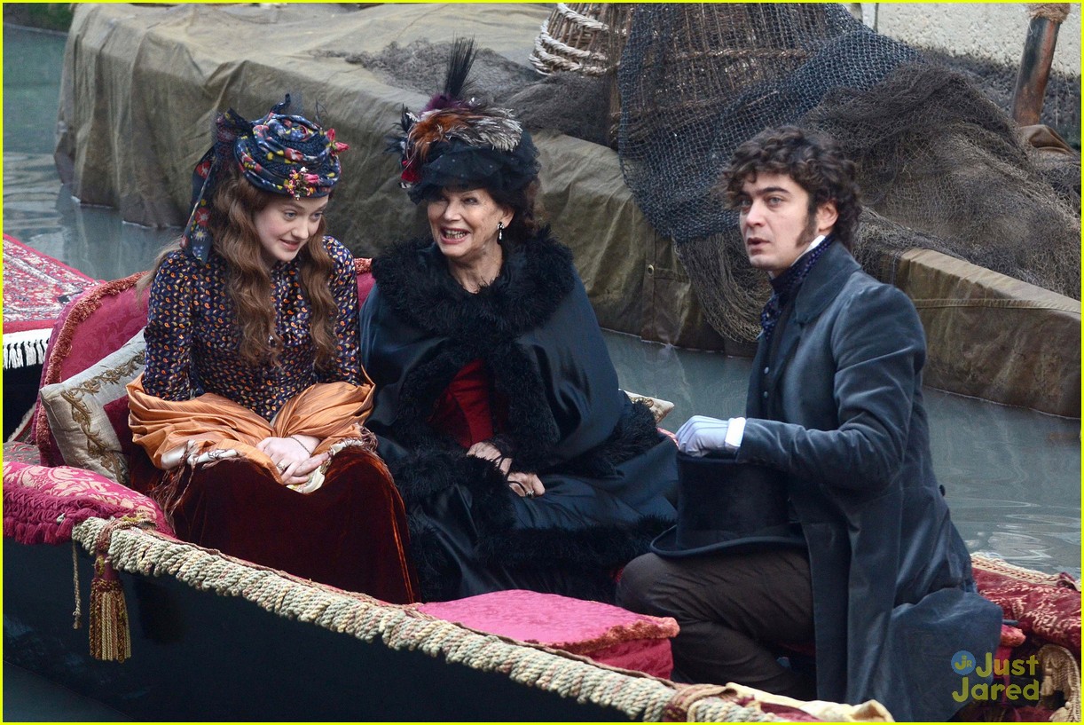 lovely-dakota-effie-12-01-2011-22.jpg