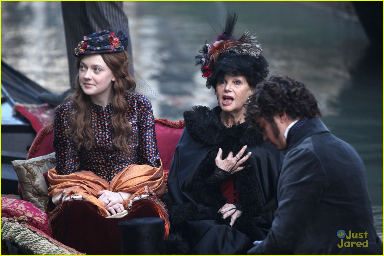 lovely-dakota-effie-12-01-2011-23.jpg