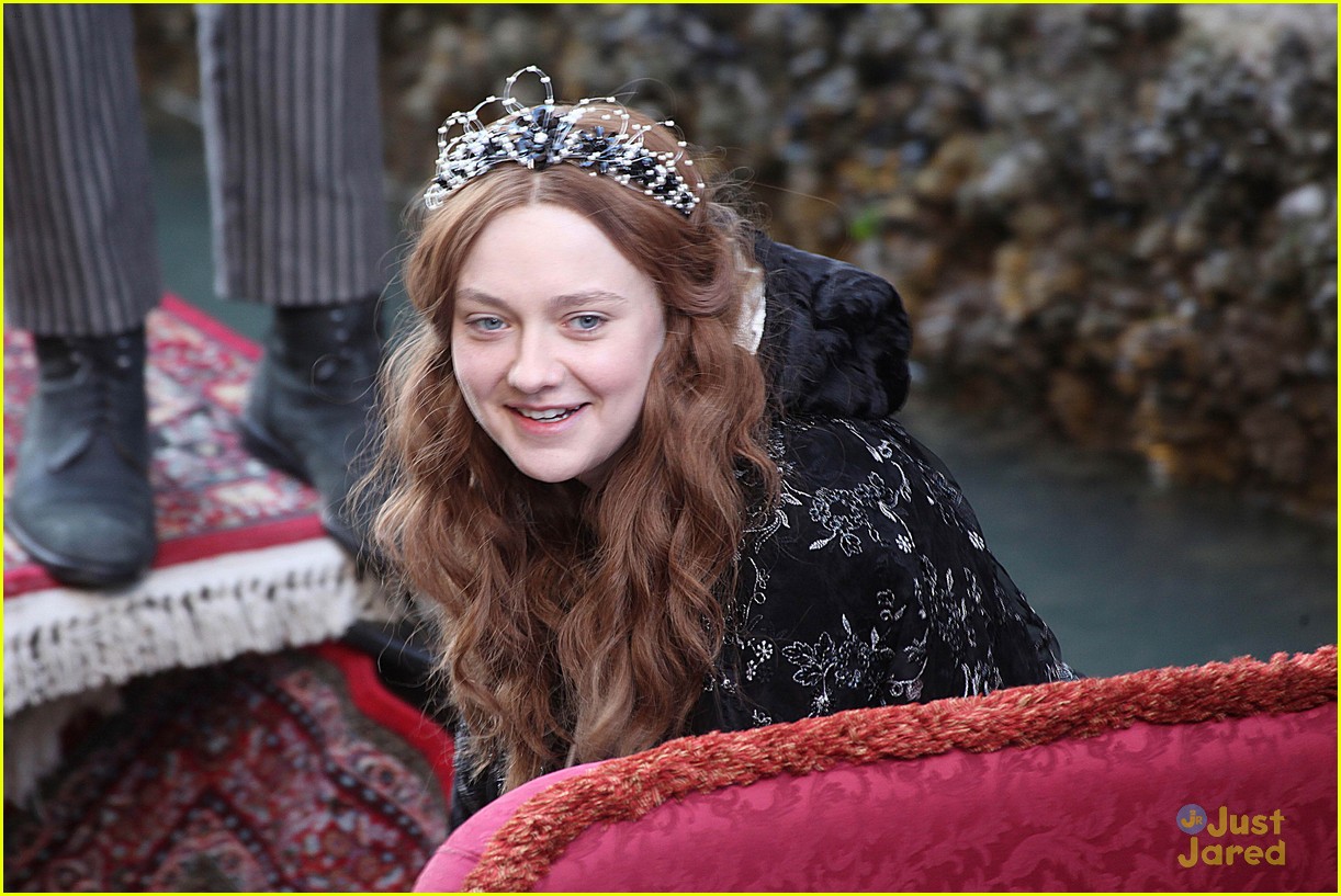 lovely-dakota-effie-12-06-2011-05.jpg