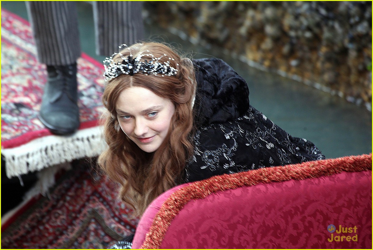 lovely-dakota-effie-12-06-2011-06.jpg