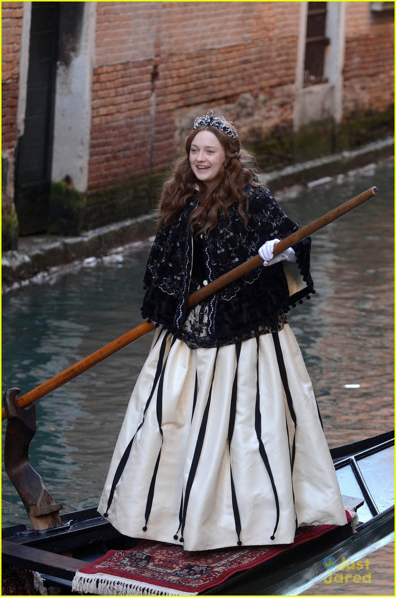 lovely-dakota-effie-12-06-2011-15.jpg