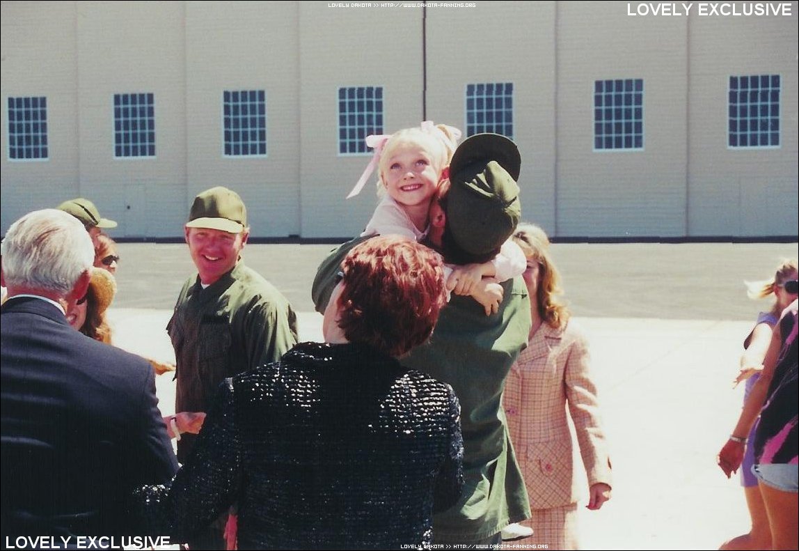 lovely-dakota-father-xmas-on-set-01.jpg