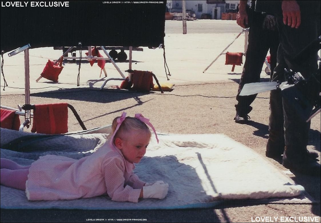 lovely-dakota-father-xmas-on-set-05.jpg