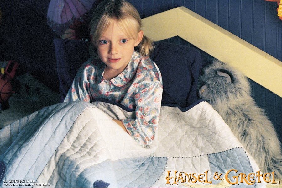 lovely-dakota-hansel-gretel-promotional-still-02.jpg