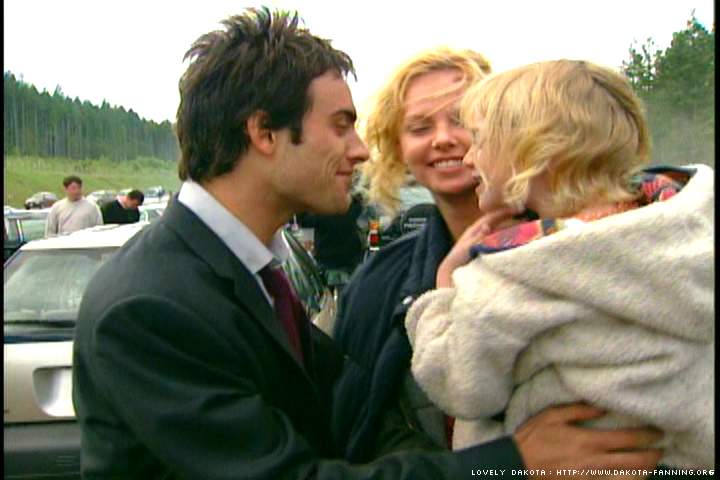 lovely-dakota-trapped-dvd-making-of-02.JPG