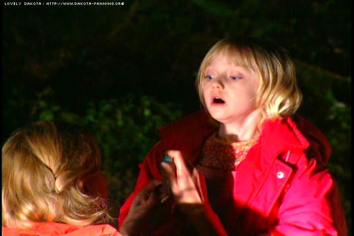 lovely-dakota-trapped-dvd-making-of-15.JPG