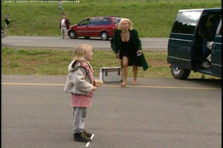 lovely-dakota-trapped-dvd-making-of-19.JPG