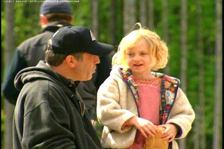 lovely-dakota-trapped-dvd-making-of-47.JPG