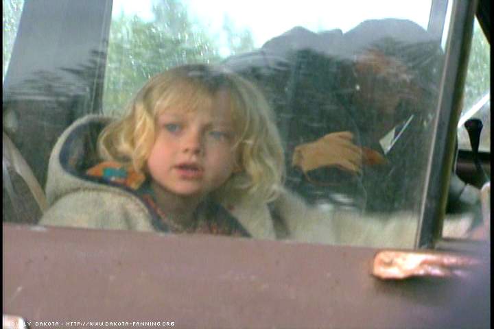 lovely-dakota-trapped-dvd-making-of-86.JPG