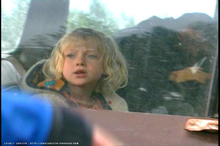lovely-dakota-trapped-dvd-making-of-87.JPG