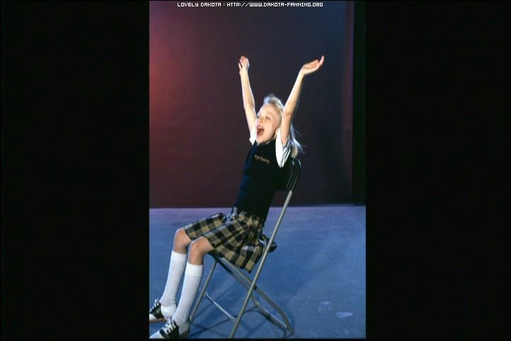 lovely-dakota-uptown-girls-dvd-rockin-style-03.jpg