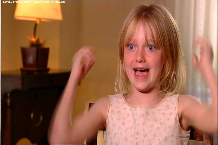 lovely-dakota-uptown-girls-dvd-rockin-style-08.jpg