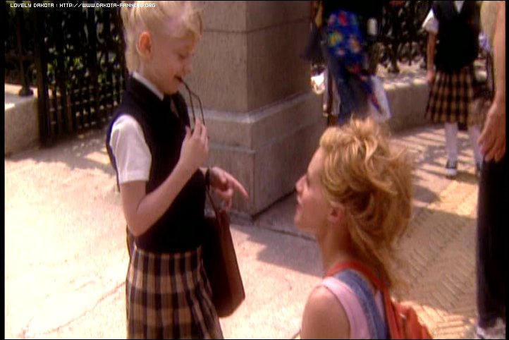 lovely-dakota-uptown-girls-dvd-rockin-style-09.jpg