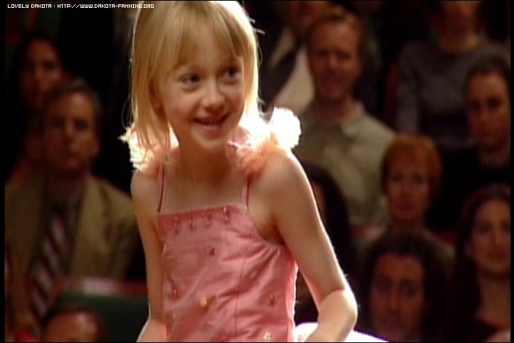 lovely-dakota-uptown-girls-dvd-rockin-style-13.jpg