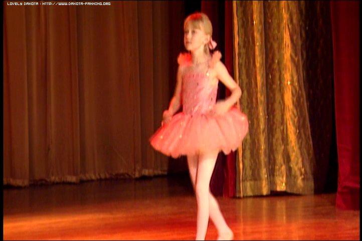 lovely-dakota-uptown-girls-dvd-rockin-style-16.jpg