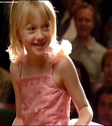 lovely-dakota-uptown-girls-dvd-rockin-style-13.jpg