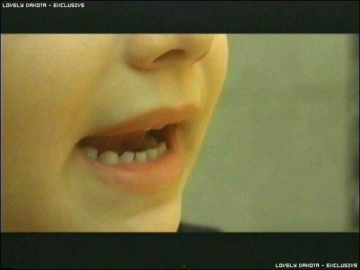 lovely-dakota-uptown-girls-clip-01-03.jpg