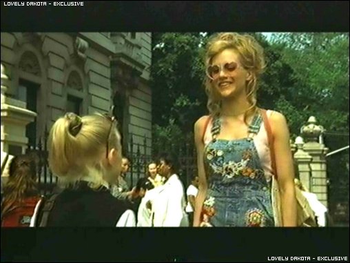 lovely-dakota-uptown-girls-clip-01-04.jpg