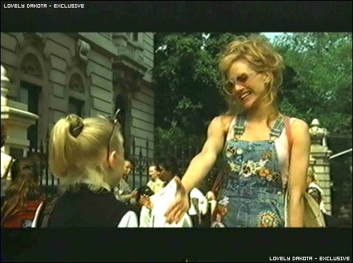 lovely-dakota-uptown-girls-clip-01-05.jpg