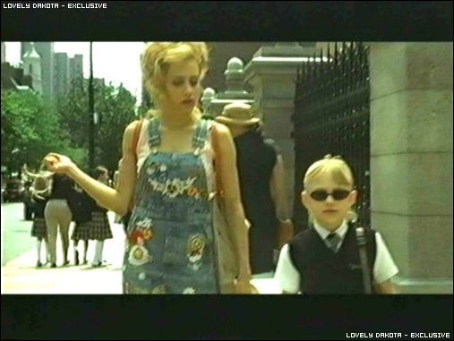 lovely-dakota-uptown-girls-clip-01-11.jpg
