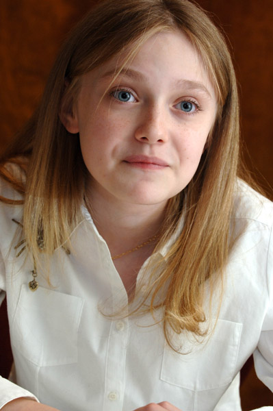 lovely-dakota-portrait-2006-12-02-mq-006.jpg