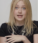 lovely-dakota-portrait-2009-11-06-mq-003.jpg