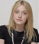 lovely-dakota-portrait-2009-11-06-mq-005.jpg