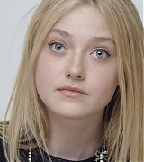 lovely-dakota-portrait-2009-11-06-mq-006.jpg