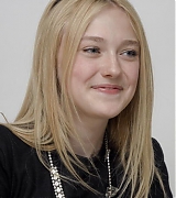 lovely-dakota-portrait-2009-11-06-mq-014.jpg