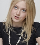 lovely-dakota-portrait-2009-11-06-mq-017.jpg