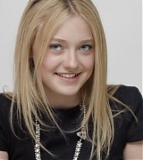 lovely-dakota-portrait-2009-11-06-mq-019.jpg