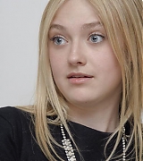 lovely-dakota-portrait-2009-11-06-mq-020.jpg
