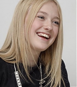 lovely-dakota-portrait-2009-11-06-mq-022.jpg