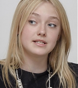 lovely-dakota-portrait-2009-11-06-mq-023.jpg