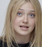 lovely-dakota-portrait-2009-11-06-mq-024.jpg