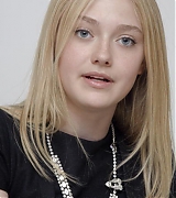 lovely-dakota-portrait-2009-11-06-mq-025.jpg