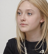 lovely-dakota-portrait-2009-11-06-mq-029.jpg