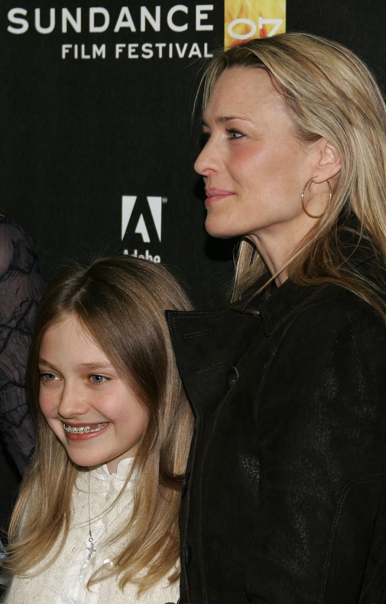 Dakota_HQHounddogPrem029.jpg